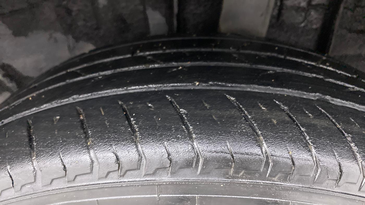 2021 Nissan MAGNITE XV TURBO CVT DUAL TONE, Petrol, Automatic, 25,870 km, Left Rear Tyre Tread