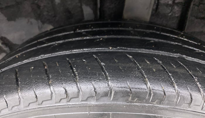 2021 Nissan MAGNITE XV TURBO CVT DUAL TONE, Petrol, Automatic, 25,870 km, Left Rear Tyre Tread