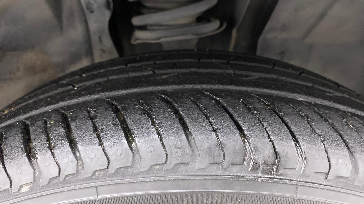 2021 Nissan MAGNITE XV TURBO CVT DUAL TONE, Petrol, Automatic, 25,870 km, Right Front Tyre Tread