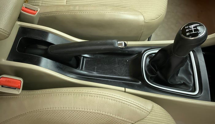 2016 Maruti Ciaz ZXI, Petrol, Manual, 38,182 km, Gear Lever