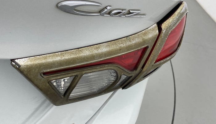 2016 Maruti Ciaz ZXI, Petrol, Manual, 38,182 km, Right tail light - Chrome has minor damage