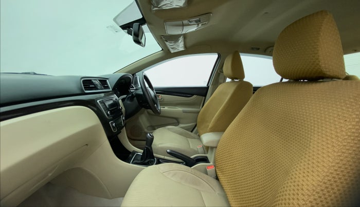 2016 Maruti Ciaz ZXI, Petrol, Manual, 38,182 km, Right Side Front Door Cabin