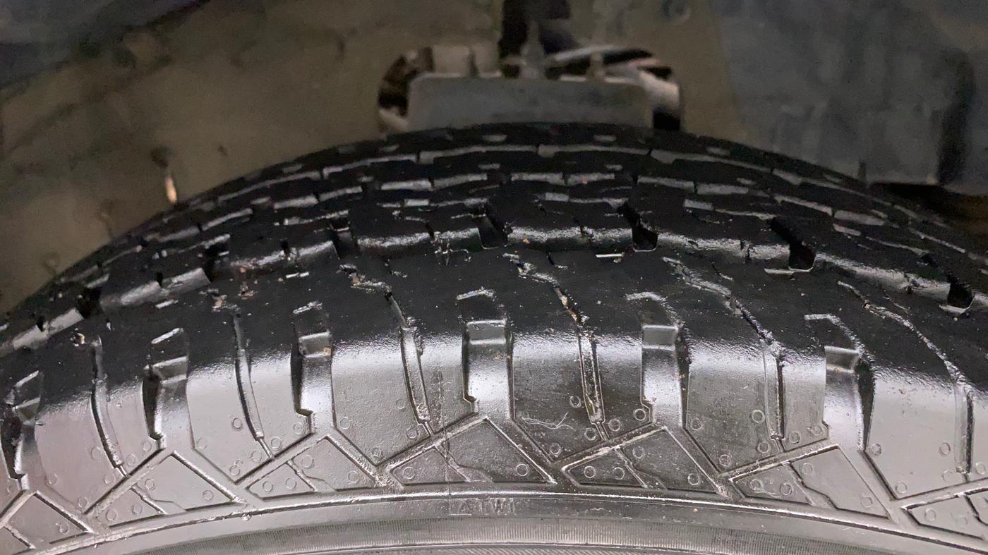 2021 Mahindra Thar LX  P 4WD AT CONVERTIBLE, Petrol, Automatic, 33,480 km, Right Front Tyre Tread