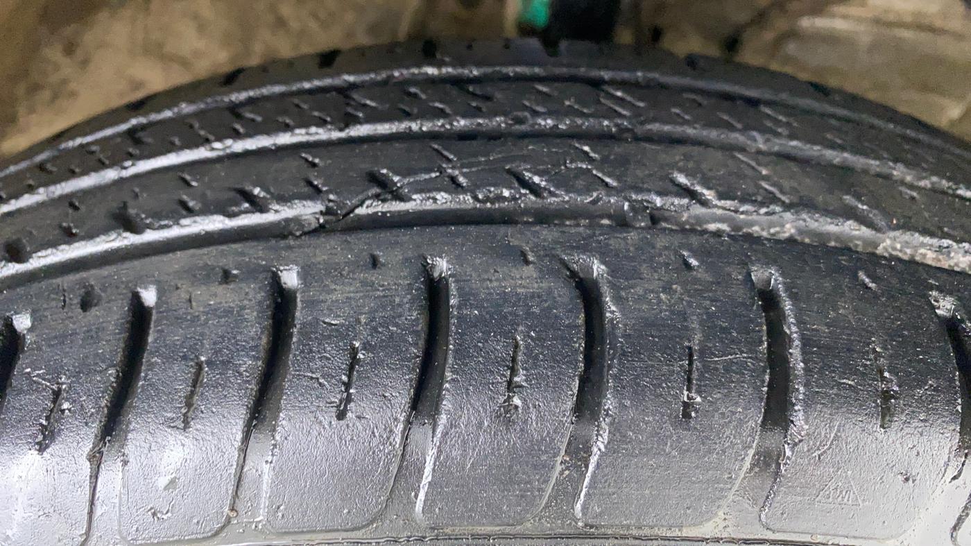 2018 Maruti Swift VXI AMT D, Petrol, Automatic, 29,723 km, Right Front Tyre Tread