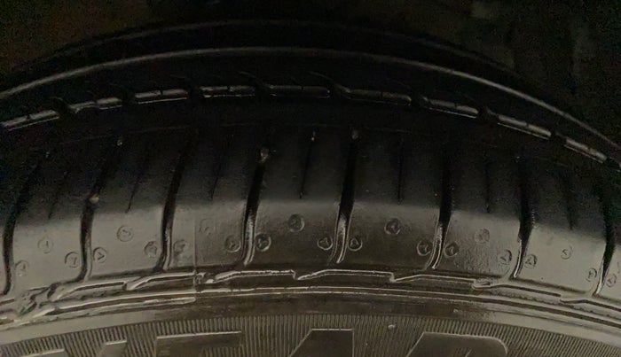 2017 Maruti Ciaz ZETA DIESEL 1.3, Diesel, Manual, 86,680 km, Right Front Tyre Tread