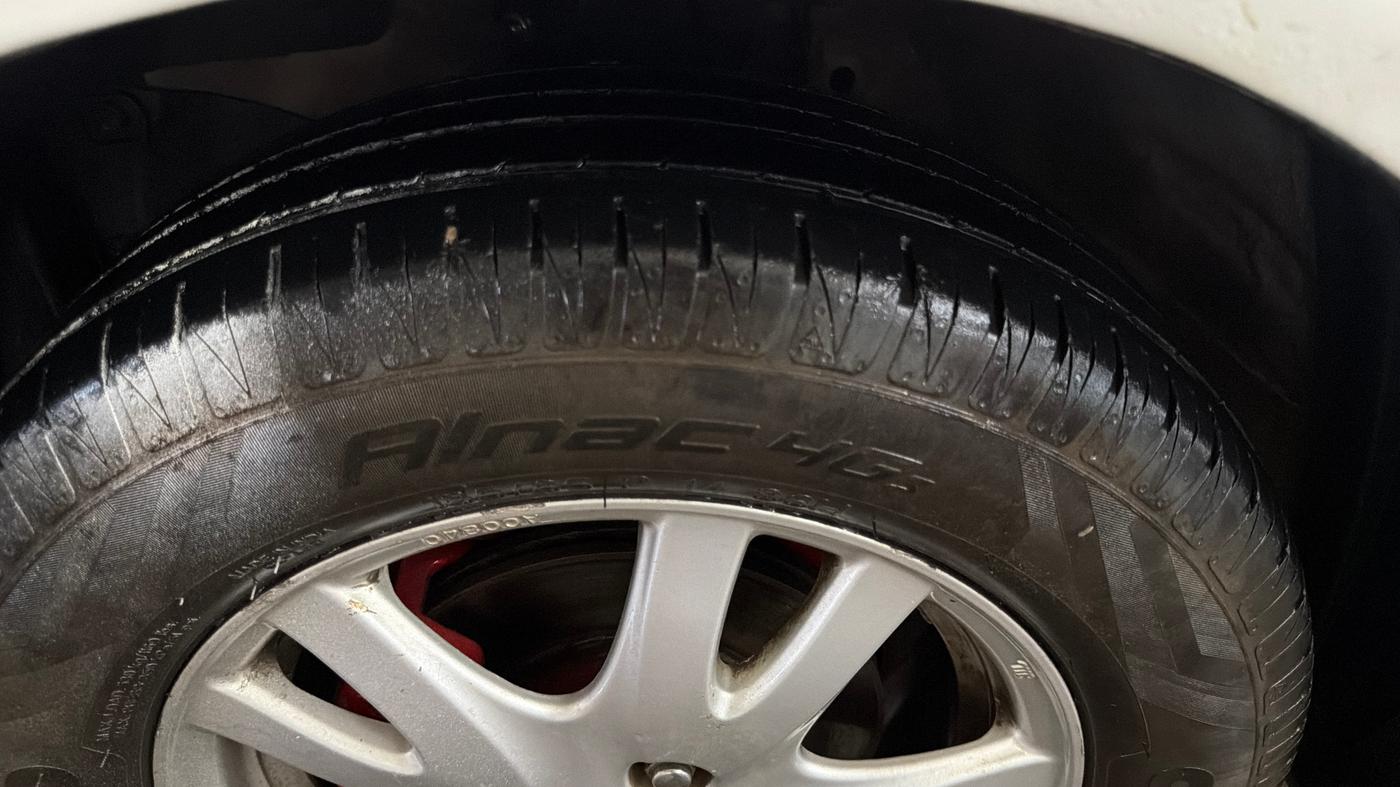 2014 Honda Brio VX AT, CNG, Automatic, 40,556 km, Left Front Tyre Tread