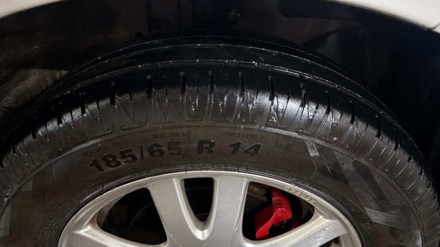 2014 Honda Brio VX AT, CNG, Automatic, 40,556 km, Right Front Tyre Tread
