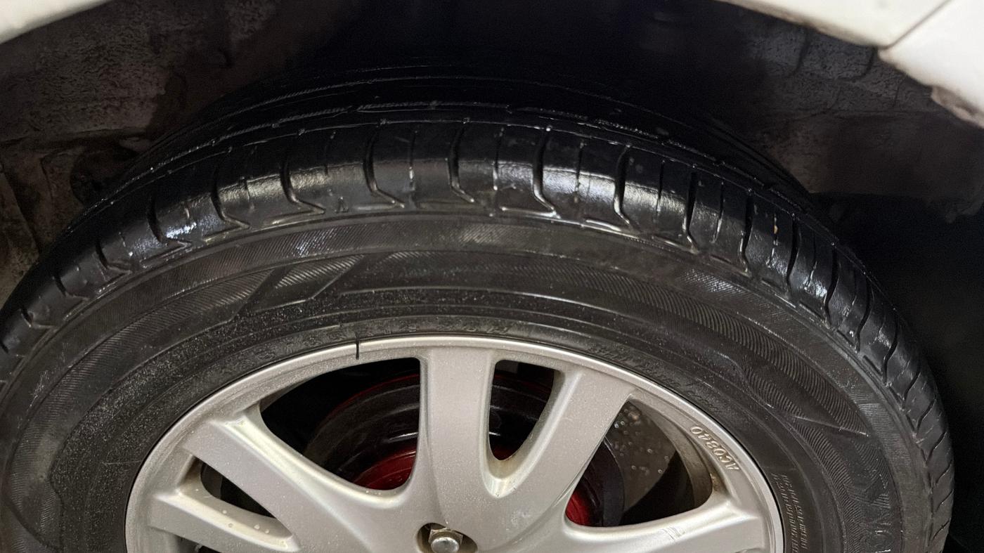 2014 Honda Brio VX AT, CNG, Automatic, 40,556 km, Left Rear Tyre Tread