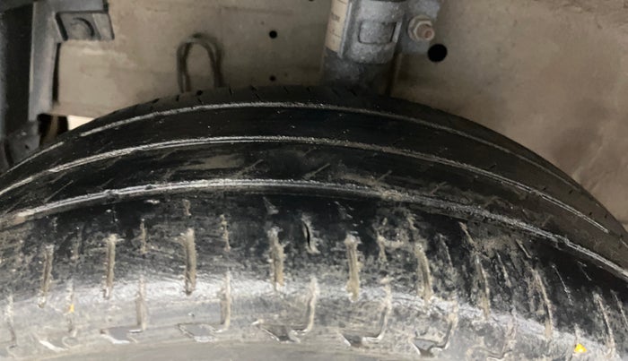 2016 Maruti Swift VXI, Petrol, Manual, 53,297 km, Left Front Tyre Tread