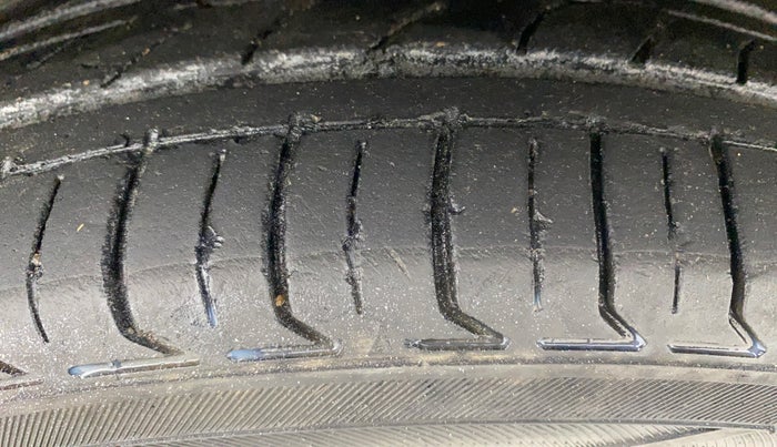 2016 Maruti Ciaz ZXI+, Petrol, Manual, 1,00,415 km, Right Front Tyre Tread