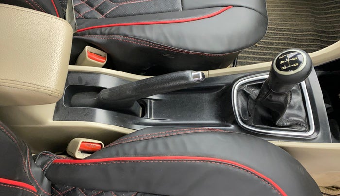 2016 Maruti Ciaz ZXI+, Petrol, Manual, 1,00,415 km, Gear Lever