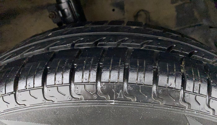 2015 Maruti Swift VXI, Petrol, Manual, 90,695 km, Right Front Tyre Tread