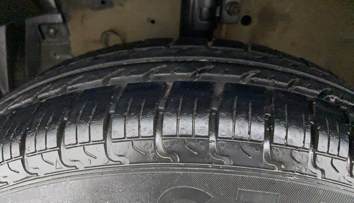 2015 Maruti Swift VXI, Petrol, Manual, 90,695 km, Left Front Tyre Tread