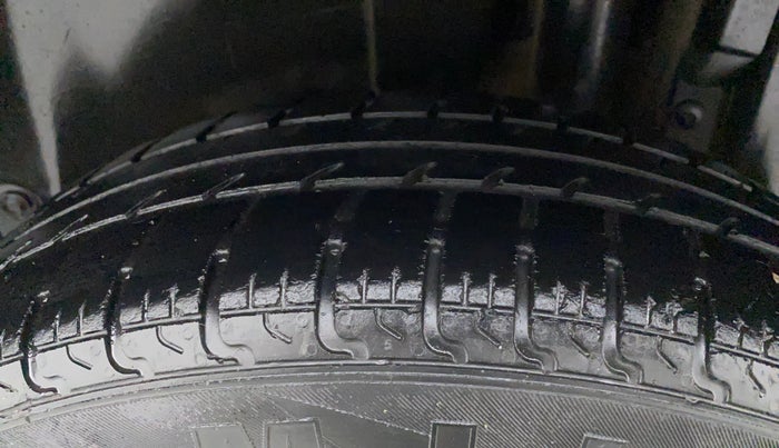 2015 Maruti Swift VXI, Petrol, Manual, 90,695 km, Left Rear Tyre Tread