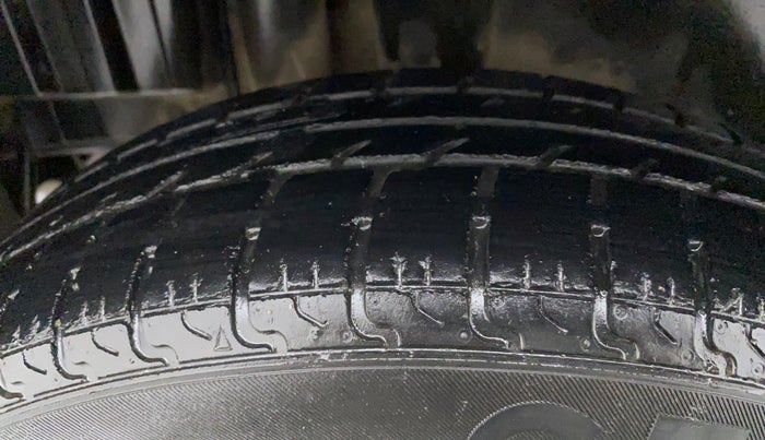2015 Maruti Swift VXI, Petrol, Manual, 90,695 km, Right Rear Tyre Tread