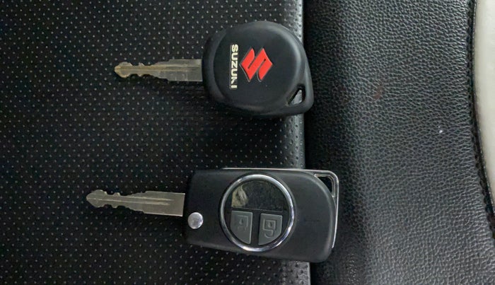 2015 Maruti Swift VXI, Petrol, Manual, 90,695 km, Lock system - Remote key minor damage