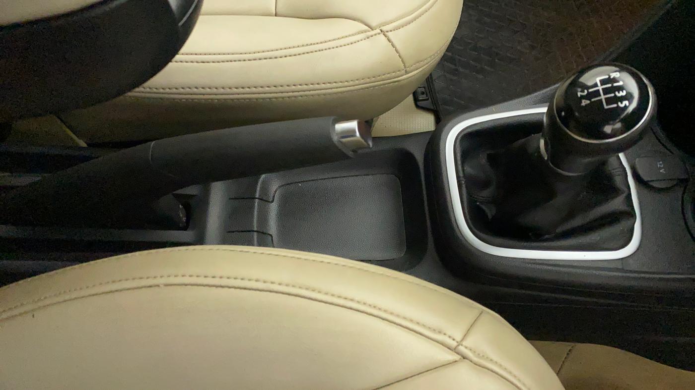 2016 Volkswagen Ameo HIGHLINE1.2L, CNG, Manual, 81,105 km, Gear Lever