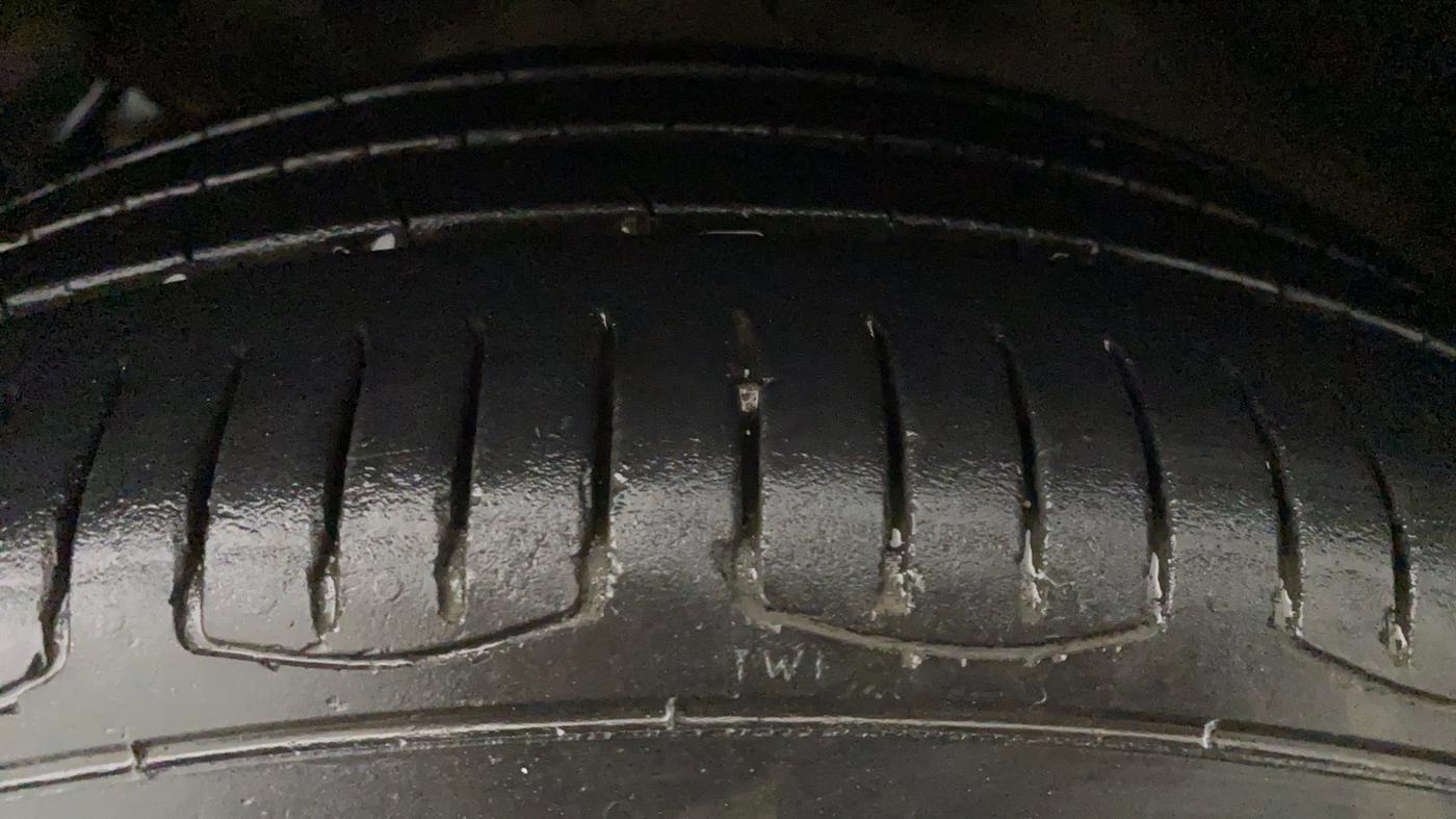 2016 Volkswagen Ameo HIGHLINE1.2L, CNG, Manual, 81,105 km, Left Front Tyre Tread