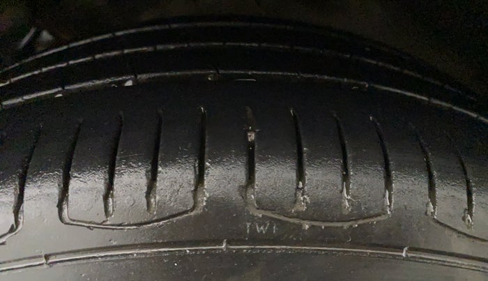 2016 Volkswagen Ameo HIGHLINE1.2L, CNG, Manual, 81,105 km, Left Front Tyre Tread