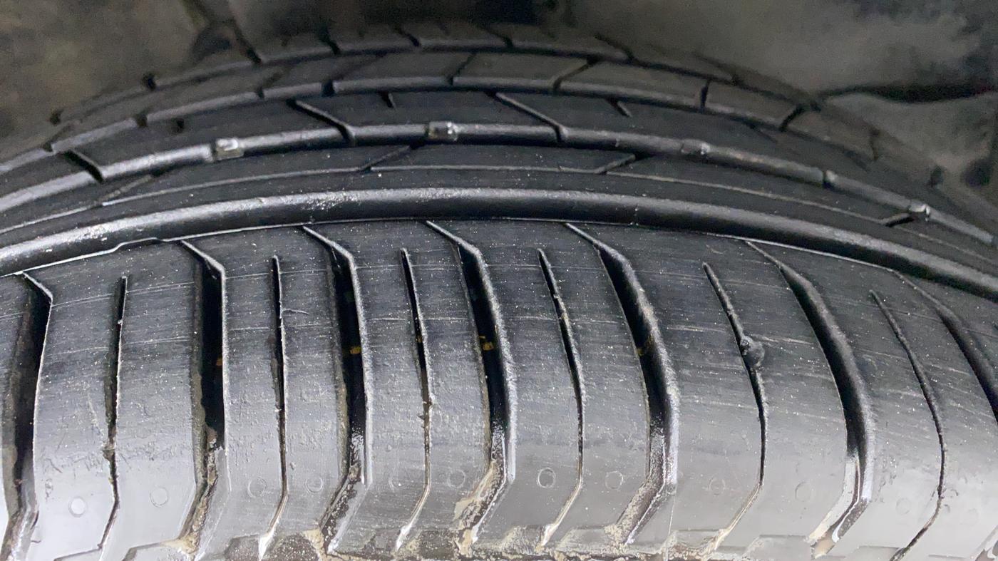 2017 Toyota Corolla Altis GL, Petrol, Manual, 45,060 km, Right Front Tyre Tread