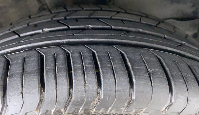 2017 Toyota Corolla Altis GL, Petrol, Manual, 45,060 km, Right Front Tyre Tread
