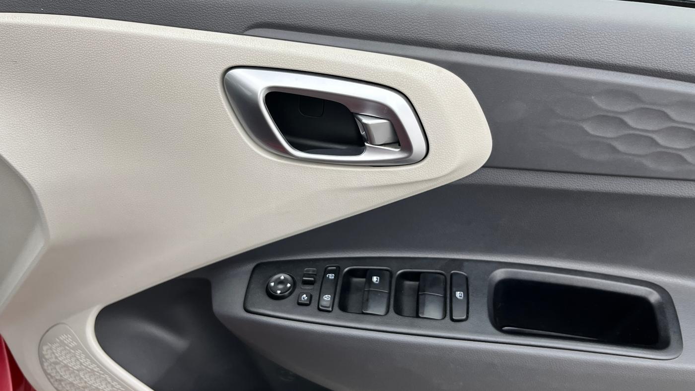 2020 Hyundai AURA SX PLUS 1.2 AMT, Petrol, Automatic, 37,944 km, Driver Side Door Panels Control