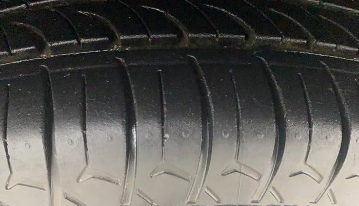 2016 Maruti Swift VXI, Petrol, Manual, 71,377 km, Left Front Tyre Tread