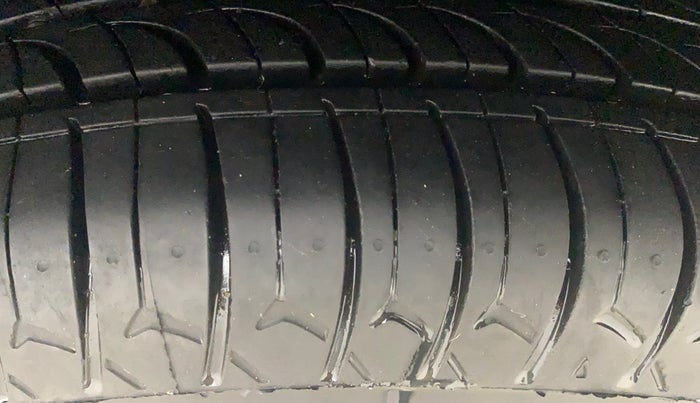 2016 Maruti Swift VXI, Petrol, Manual, 71,377 km, Left Rear Tyre Tread