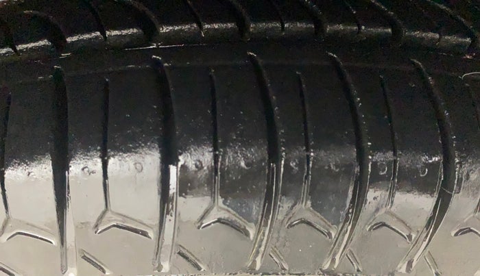 2016 Maruti Swift VXI, Petrol, Manual, 71,377 km, Right Front Tyre Tread