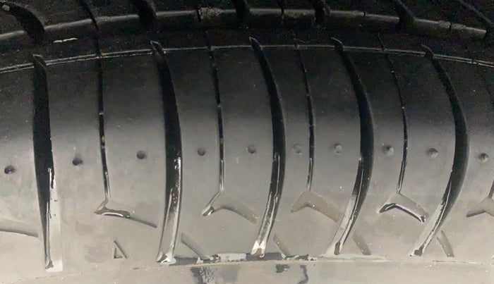 2016 Maruti Swift VXI, Petrol, Manual, 71,377 km, Right Rear Tyre Tread