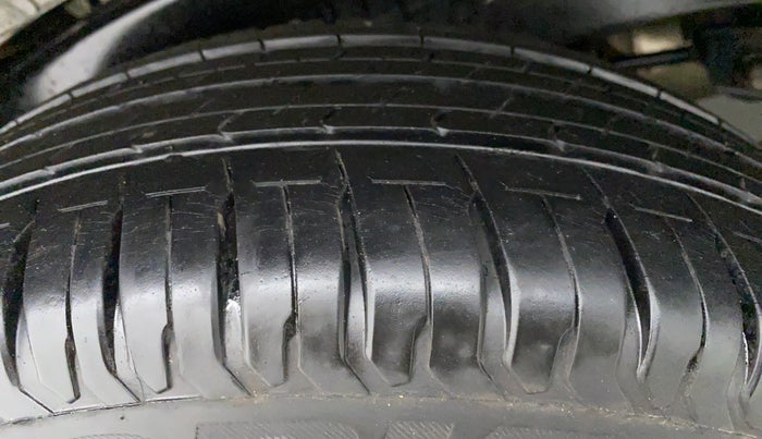 2012 Toyota Innova 2.5 GX 8 STR BS IV, Diesel, Manual, 53,395 km, Right Front Tyre Tread