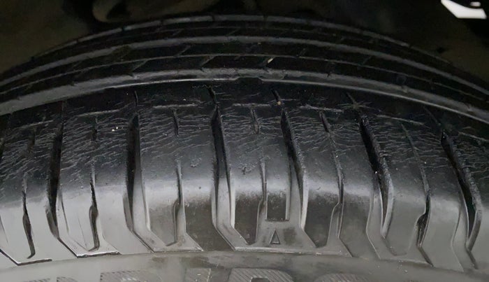 2012 Toyota Innova 2.5 GX 8 STR BS IV, Diesel, Manual, 53,395 km, Left Rear Tyre Tread