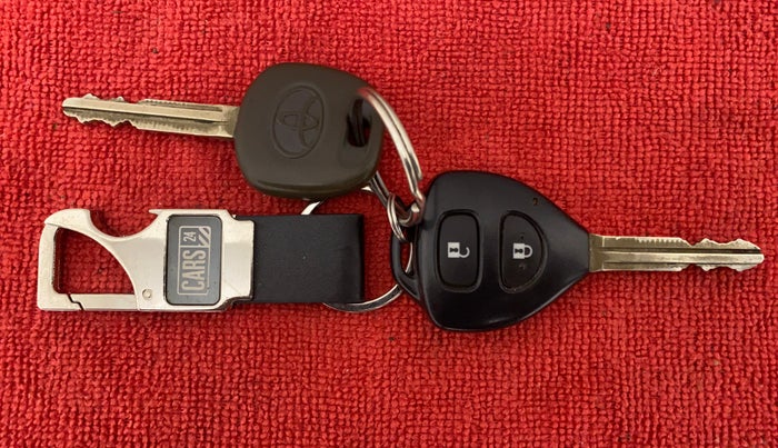 2012 Toyota Innova 2.5 GX 8 STR BS IV, Diesel, Manual, 53,395 km, Key Close Up