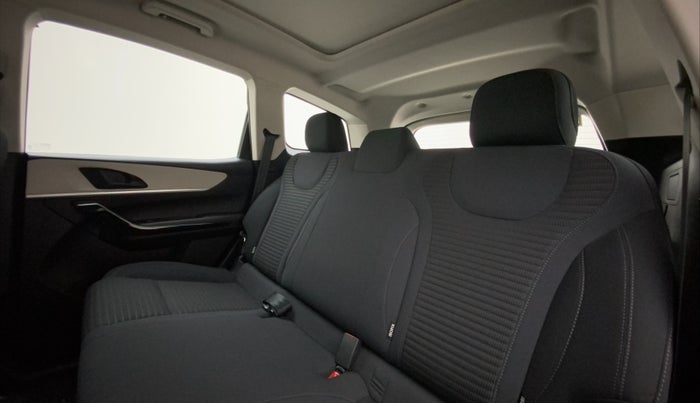 2022 Mahindra XUV700 AX 5 P AT 5 STR, Petrol, Automatic, 3,366 km, Right Side Rear Door Cabin