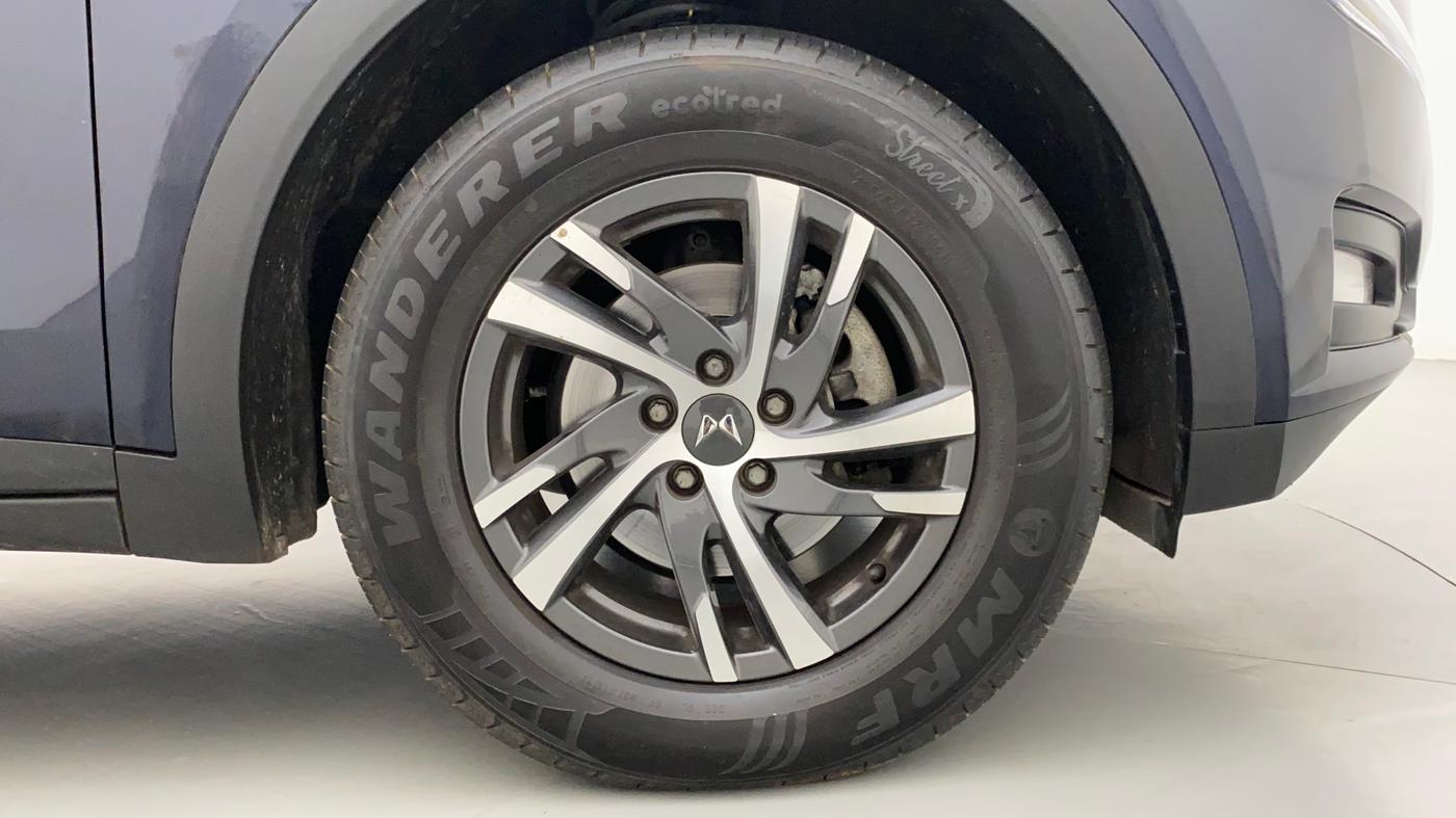 2022 Mahindra XUV700 AX 5 P AT 5 STR, Petrol, Automatic, 3,366 km, Right Front Wheel