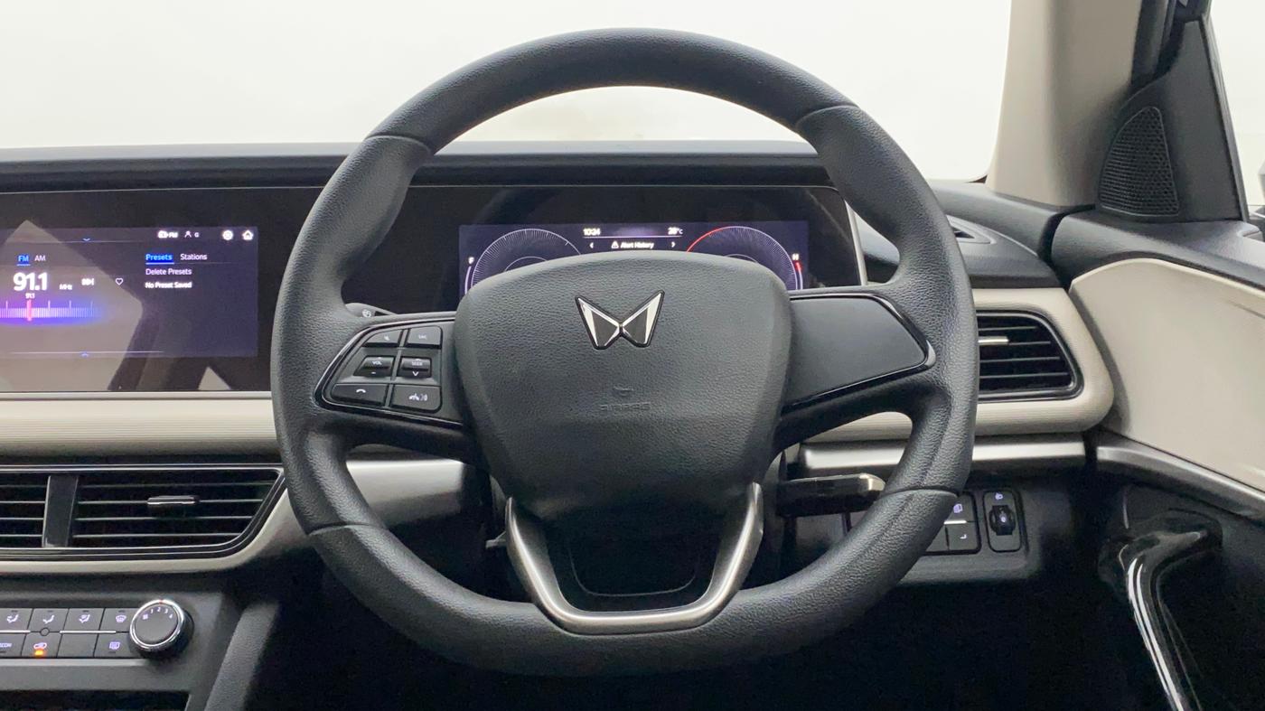 2022 Mahindra XUV700 AX 5 P AT 5 STR, Petrol, Automatic, 3,366 km, Steering Wheel Close Up
