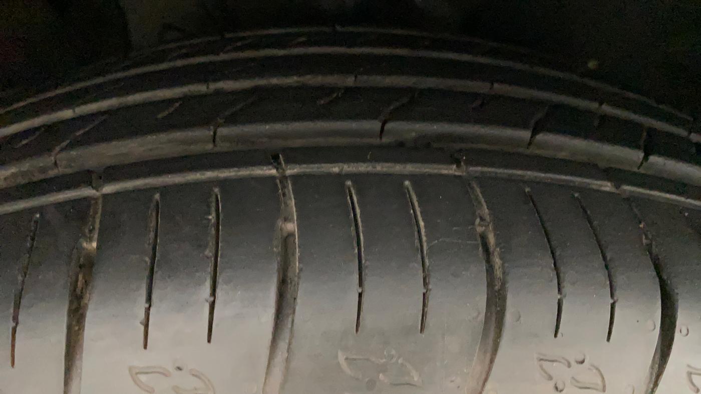2022 Mahindra XUV700 AX 5 P AT 5 STR, Petrol, Automatic, 3,366 km, Right Front Tyre Tread