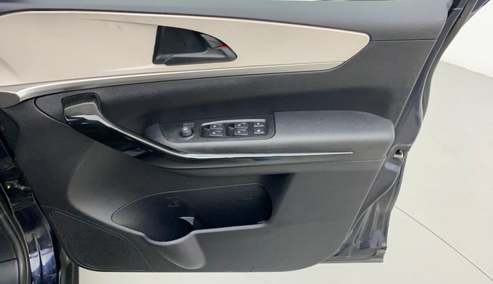 2022 Mahindra XUV700 AX 5 P AT 5 STR, Petrol, Automatic, 3,366 km, Driver Side Door Panels Control