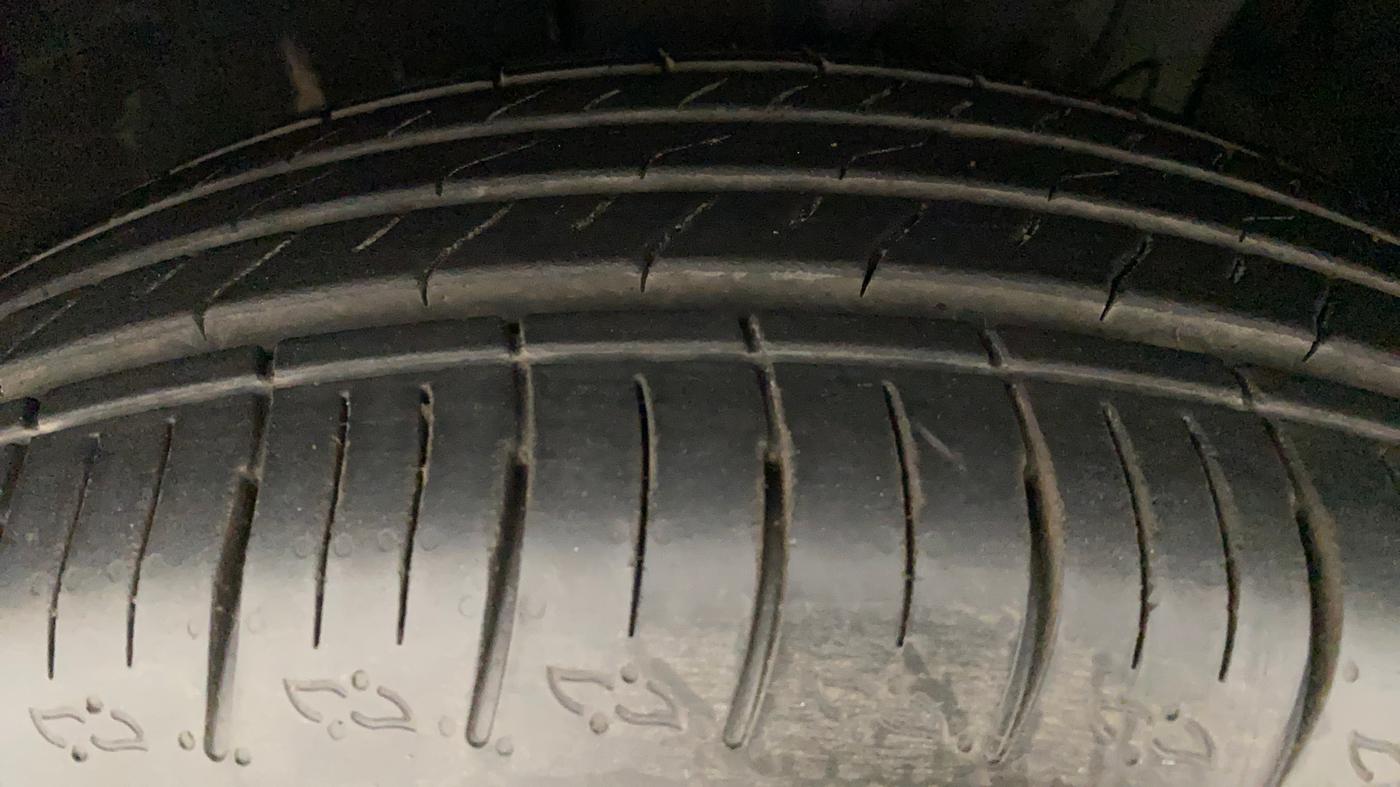 2022 Mahindra XUV700 AX 5 P AT 5 STR, Petrol, Automatic, 3,366 km, Left Front Tyre Tread