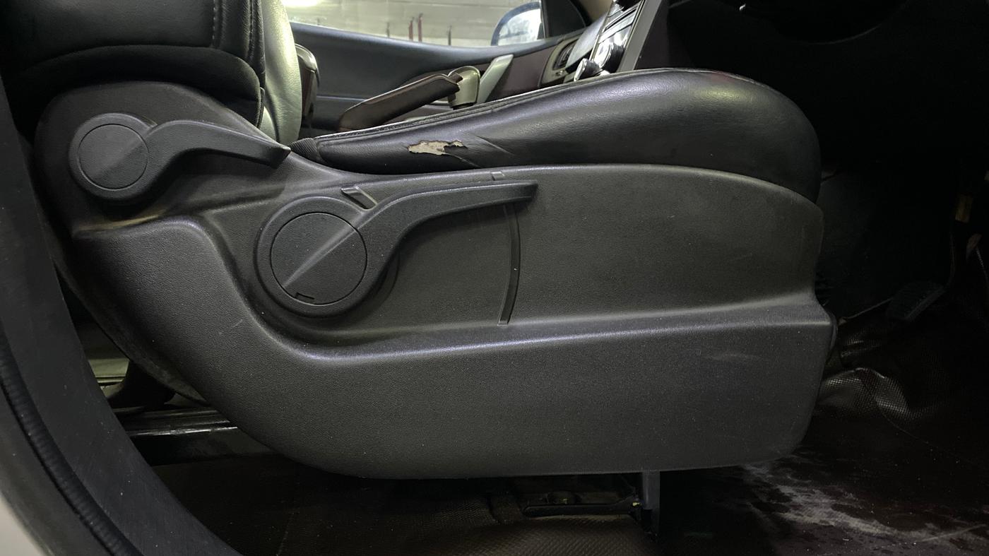 2014 Mahindra XUV500 W8, Diesel, Manual, 59,982 km, Driver Side Adjustment Panel
