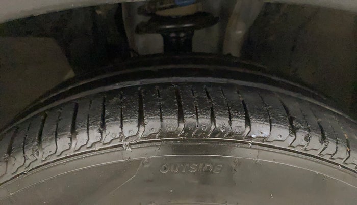 2022 Renault TRIBER RXZ AMT, Petrol, Automatic, 41,145 km, Right Front Tyre Tread