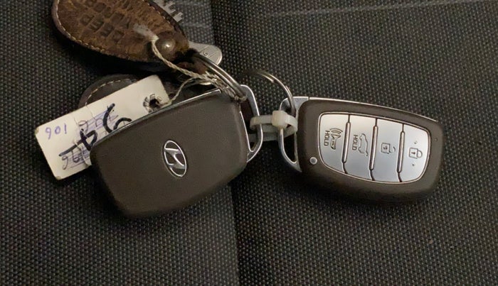 2019 Hyundai VENUE SX 1.0 (O) TURBO, Petrol, Manual, 40,934 km, Key Close Up