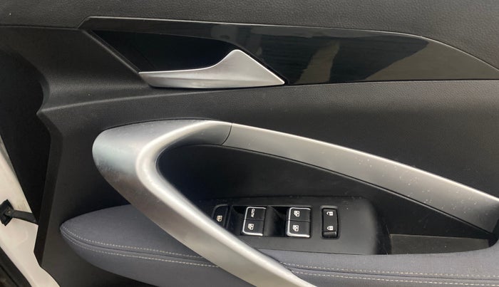 2022 MG HECTOR SHINE 1.5 PETROL TURBO CVT, Petrol, Automatic, 18,129 km, Driver Side Door Panels Control