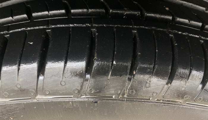 2022 MG HECTOR SHINE 1.5 PETROL TURBO CVT, Petrol, Automatic, 18,129 km, Right Front Tyre Tread