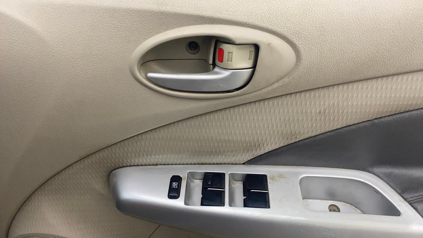2013 Toyota Etios Liva G, Petrol, Manual, 62,440 km, Driver Side Door Panels Control
