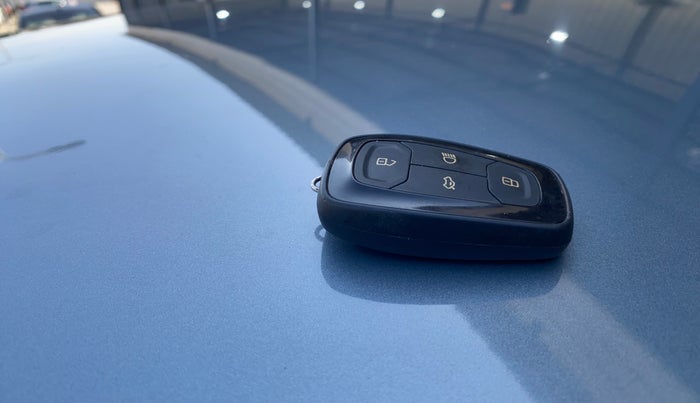 2019 Tata NEXON XZ PLUS PETROL DUAL TONE, Petrol, Manual, 1,15,251 km, Key Close Up