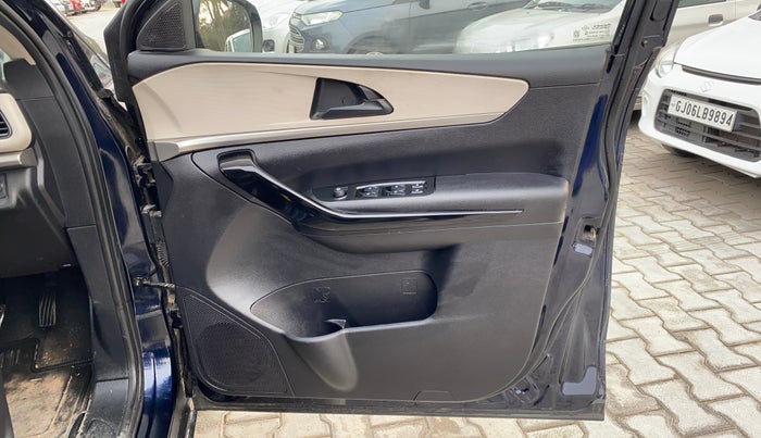 2022 Mahindra XUV700 AX 5 P MT 5 STR, Petrol, Manual, 69,318 km, Driver Side Door Panels Control