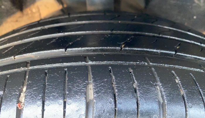 2022 Mahindra XUV700 AX 5 P MT 5 STR, Petrol, Manual, 69,318 km, Right Front Tyre Tread