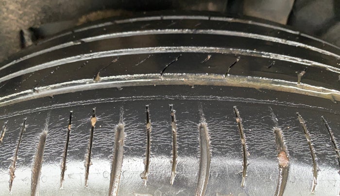 2022 Mahindra XUV700 AX 5 P MT 5 STR, Petrol, Manual, 69,318 km, Left Rear Tyre Tread