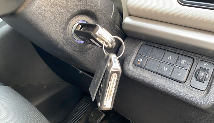 2022 Mahindra XUV700 AX 5 P MT 5 STR, Petrol, Manual, 69,318 km, Keyless Start/ Stop Button